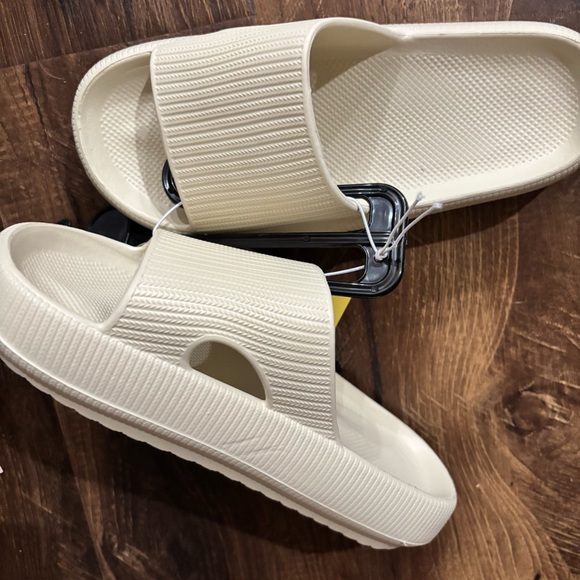 Shoes - Cream Ribbed Slide Sandals size 5/6